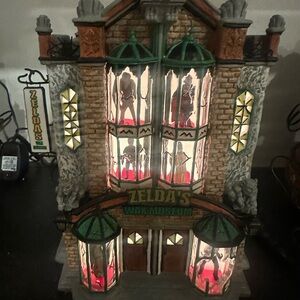 Dept 56 Halloween Snow Village Zelda's Wax Museum 56.54605 Lighted Building 2006